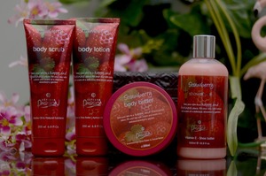 Strawberry Bath And Skin Care Set